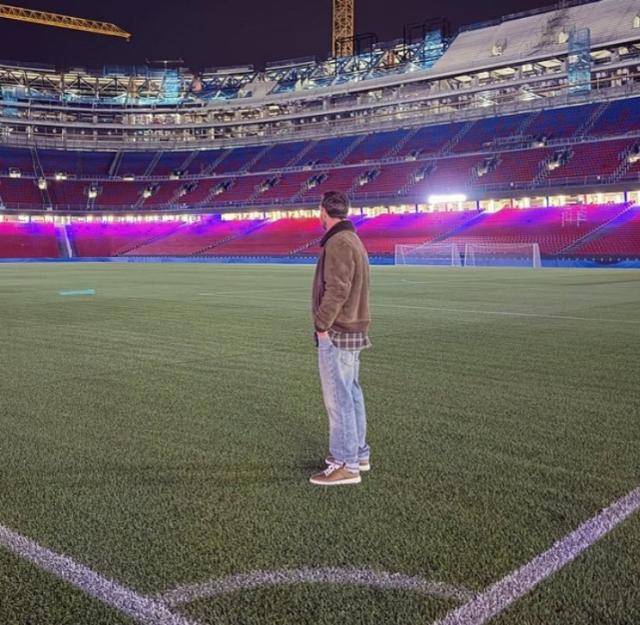 지난 10일 스페인 바르셀로나의 캄노우를 깜짝 방문한 리오넬 메시. SNS 캡처