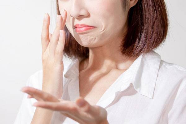 비강건조증으로 코가 뻑뻑하고 딱지가 자주 생길 땐 바셀린 연고를 코 입구에 가볍게 바르는 게 도움이 된다./사진=클립아트코리아