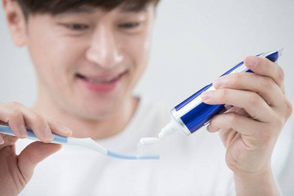 치약을 과도하게 사용하면 치아 표면이 마모될 수 있다./사진=클립아트코리아