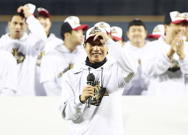 <yonhap photo-3498="">(서울=연합뉴스) 윤동진 기자 = 염경엽 LG 트윈스 감독이 1일 잠실야구장에서 열린 ‘한국시리즈 통합우승 IN 잠실’ 행사에서 감사 인사를 하고 있다. 2025.11.1 mon@yna.co.kr/2025-11-01 19:58:37/ <저작권자 ⓒ 1980-2025 ㈜연합뉴스. 무단 전재 재배포 금지, AI 학습 및 활용 금지></yonhap>