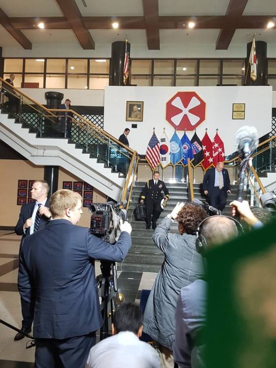 2017년11월 7일 도널드 트럼프 미국 대통령이 한국을 찾았을 때 미 해군 장교가 핵가방을 들고 수행하고 있다. 이철재 기자