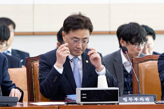 이진수 법무부 차관은 지난 7일 노만석 검찰총장 권한대행과의 통화에서 대장동 1심 판결에 대한 항소에 우려를 전하며, 항소가 이뤄질 경우 장관에게 수사지휘권 발동을 요청할 수 있다는 점을 언급했다. 뉴스1