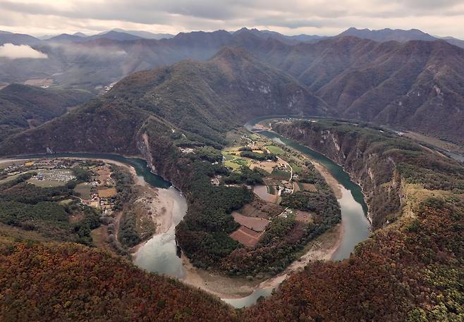 칠족령에서 드론을 띄워 바라본 동강의 모습. 왼쪽이 제장마을, 사진 중앙쯤 강물에 다리가 보이는 곳이 연포마을이다. 이곳에 수직 절벽인 뼝대가 펼쳐져 수려한 풍경을 자랑한다.