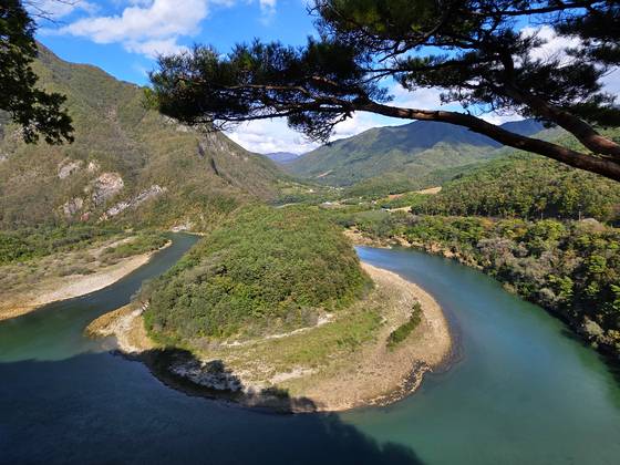 나리소전망대에서 바라본 나리소 일대. 동강과 백운산이 만나는 지점에 있다.