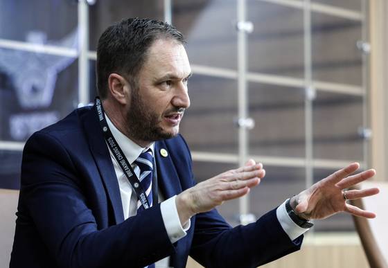 니콜라스 코트 인터폴 금융·반부패범죄국장이 11일 서울 서대문구 경찰청에서 중앙일보와 인터뷰하고 있다. 김성룡 기자