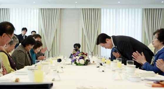 이재명 대통령이 13일 용산 대통령실에서 열린 민주화실천가족운동협의회 초청 오찬 간담회에서 참석자들에게 인사하고 있다. 연합뉴스