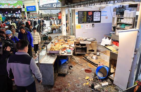 13일 경기 부천 오정구 원종동 제일시장에서 60대 남성 A씨가 몰던 1톤 트럭이 돌진하는 사고가 발생했다. 사진은 이날 사고 현장의 모습. 뉴스1