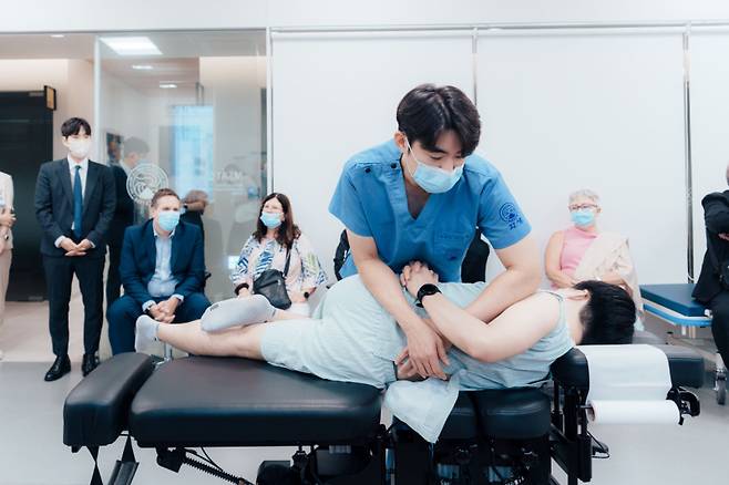 자생한방병원 의료진이 추나요법을 시연하고 있는 모습. 자생한방병원 제공