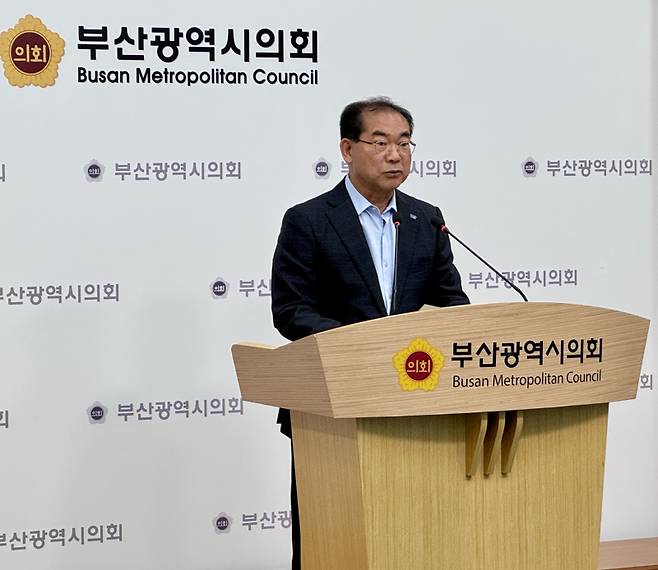 조병길 부산 사상구청장이 13일 부산시의회 브리핑룸에서 기자회견을 하고 있다.