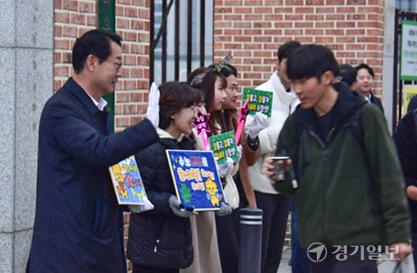 (왼쪽부터)정명근 화성특례시장, 부인 이선희 여사가 13일 수능 당일 오전 화성봉담와우고등학교를 찾아 수험생들을 응원하고 있다. 박정환 기자