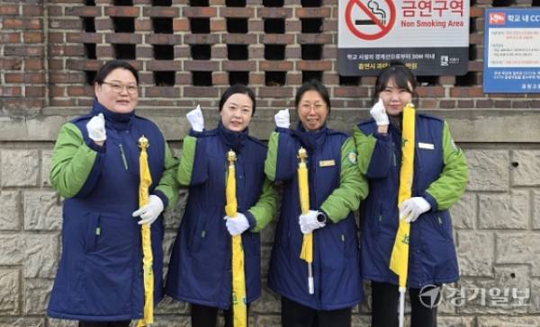 수원효원고등학교 앞에서 교통안전 봉사에 나선 수원영통경찰서 녹색어머니연합회 회원들이 수험생들에게 응원을 보내고 있다. 오종민기자