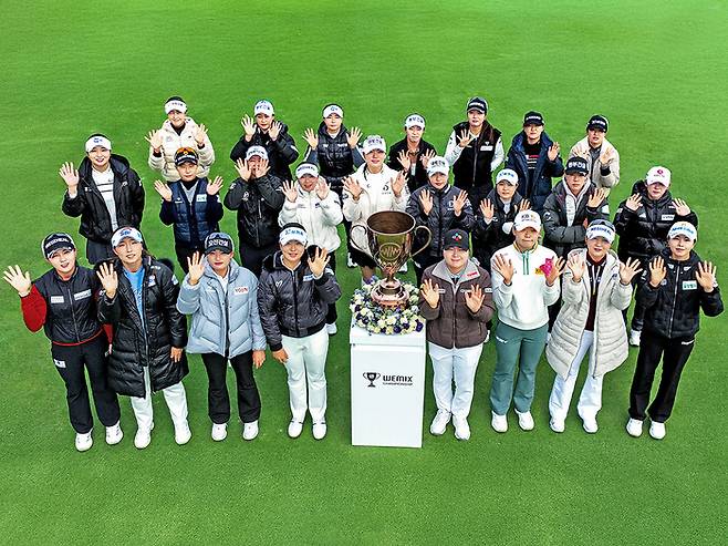 ‘왕중왕전’ 위믹스 챔피언십 포토콜에 참석한 유현조, 황유민 등 24명의 선수들이 포즈를 취하고 있다. 위메이드