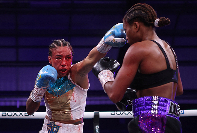 도전자 제시카 카마라(왼쪽)가 2025년 1월 왼쪽 눈 위의 상처에서 피가 계속 나오는데도 세계복싱평의회 여자 라이트급 타이틀 1차 방어전을 치르는 챔피언 캐럴라인 뒤부아를 공격하고 있다. 사진=Reuters=연합뉴스 제공