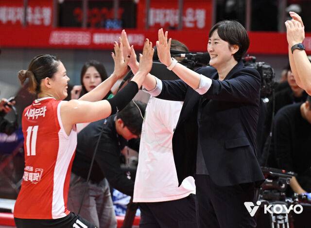 페퍼저축은행 시마무라와 장소연 감독./KOVO