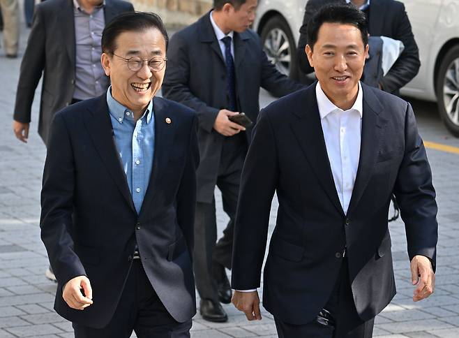 김윤덕(왼쪽) 국토교통부 장관과 오세훈 서울시장이 13일 서울 중구 달개비에서 오찬회동을 마친 뒤 취재진을 만나기 위해 이동하고 있다. 임세준 기자