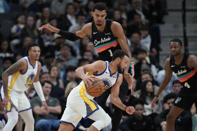 빅터 웸반야마를 뚫는 스테판 커리. 연합뉴스