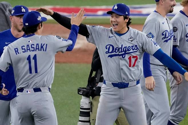 다저스 사사키 로키(왼쪽)와 오타니 쇼헤이. 연합뉴스