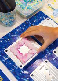 분쇄한 병뚜껑은 열을 가해 녹인 후, 금형에 넣어 굳혀 업사이클링 제품으로 재탄생된다.