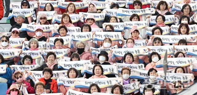 참석 농민들이 기념식 주제인 ‘국민과 함께하는 농업, 희망을 실현하는 농촌’을 구호로 외치고 있다. 원주=김병진 기자