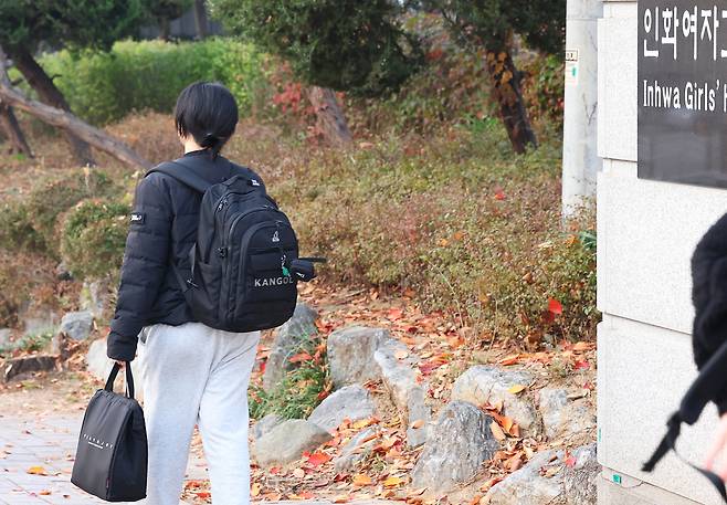2026학년도 대학수학능력시험(수능)이 실시된 13일 오전 인천 미추홀구 인화여자고등학교에서 수험장에 입실했던 한 수험생이 수능을 포기하고 집으로 향하고 있다. 인천=연합뉴스