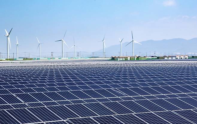 전남 영광군에 조성된 해상풍력·태양광 발전단지. 본격적인 전력 생산 상업운전 준비 단계에 들어갔다. 영광군 제공