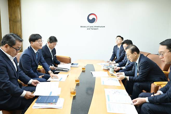 변광용 시장이 11월12일 국토발전전시관에서 김윤덕 국토교통부 장관을 만나 지역 현안을 논의하고 있다. ⓒ거제시 제공