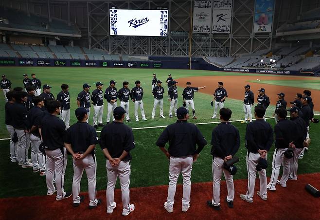 15, 16일 도쿄돔에서 열릴 일본과 평가전은 라이벌 국가와 자존심 대결은 물론 내년 3월 열릴 WBC에 앞서 MLB 심판들의 판정을 미리 체험할 좋은 기회다. 7일 고척스카이돔에서 진행된 훈련 도중 의견을 교환하는 야구국가대표팀 선수들. 뉴시스