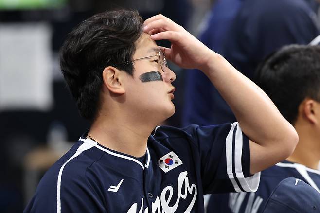 한화 김서현은 정규시즌 막판부터 부진한 투구를 이어오고 있다. 하지만 동료는 그에게 따뜻한 말을 건네며 함께 반등을 기대하고 있다.|뉴시스