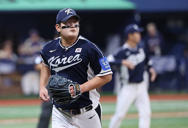 한화 김서현은 정규시즌 막판부터 부진한 투구를 이어오고 있다. 하지만 동료는 그에게 따뜻한 말을 건네며 함께 반등을 기대하고 있다.|뉴시스