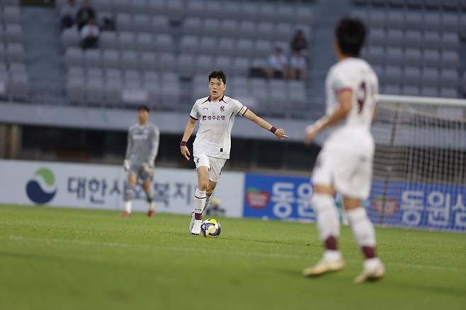 광주 주장 이강현에게 이번 시즌은 특별했다. 프로 데뷔 후 처음 주장 완장을 달았고, 리그 최다 출전 기록도 썼다. 이제 다음달 6일 전북과 코리아컵 결승에서 우승 트로피를 들어올리는 것이 마지막 목표다. 사진제공|광주FC