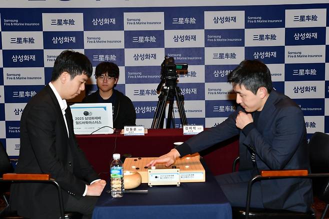김지석 9단(오른쪽)과 강동윤 9단의 대국 모습