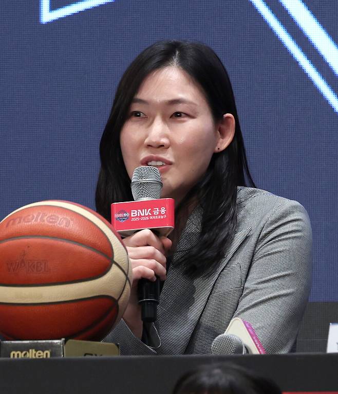 ▲ 청주 KB스타즈 박지수(맨 위)가 여자 프로농구 새 시즌 강력한 최우수선수(MVP) 등 개인상 싹쓸이 후보로 떠올랐다. 아산 우리은행 김단비(가운데)도 강력 견제를 예고했다. 지난 시즌 우승팀 부산 BNK썸 박정은(맨 아래) 감독이 다시 명장으로 가는 길을 닦을지도 관전 포인트다. ⓒ연합뉴스