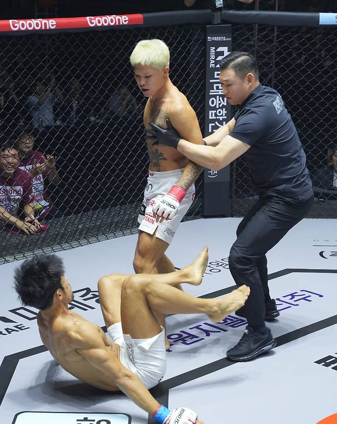 ▲ 최지운(오른쪽)은 심장병 극복 후 3년 만에 복귀전이던 로드FC 074에서 장현진에게 13초 KO승을 거둬 부활 청신호를 밝혔다. ⓒ 로드FC