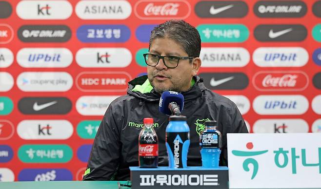 ▲ 오스카르 비예가스 볼리비아 남자 축구대표팀 감독이 13일 오후 대전월드컵경기장에서 A매치를 앞둔 기자회견을 하고 있다. 이후에는 대표팀이 대한민국과의 A매치를 하루 앞두고 훈련하고 있다. ⓒ 연합뉴스