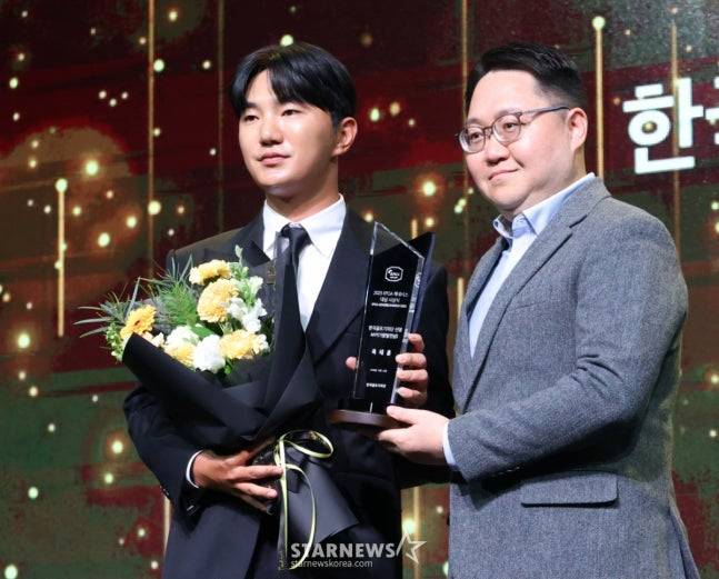 옥태훈(왼쪽)이 한국골프기자단이 선정한 기량발전상을 수상하고 있다. /사진=김진경 대기자