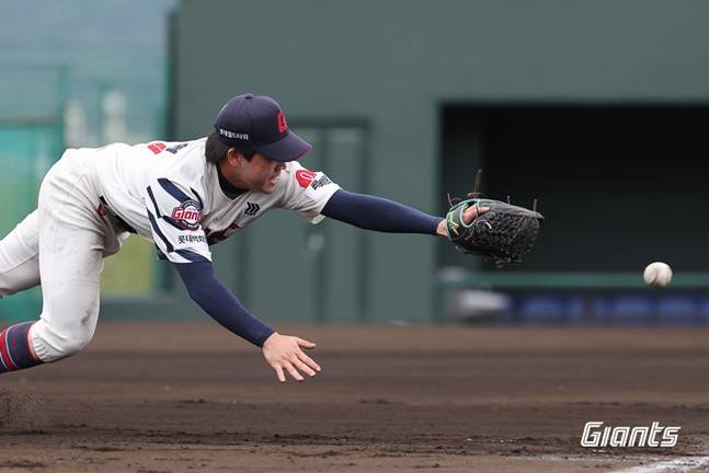 롯데 박찬형이 일본 미야자키에서 열리고 있는 마무리캠프에서 수비훈련을 받고 있다. /사진=롯데 자이언츠 제공