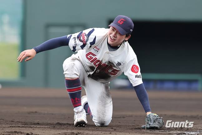 롯데 박찬형이 일본 미야자키에서 열리고 있는 마무리캠프에서 수비훈련을 받고 있다. /사진=롯데 자이언츠 제공