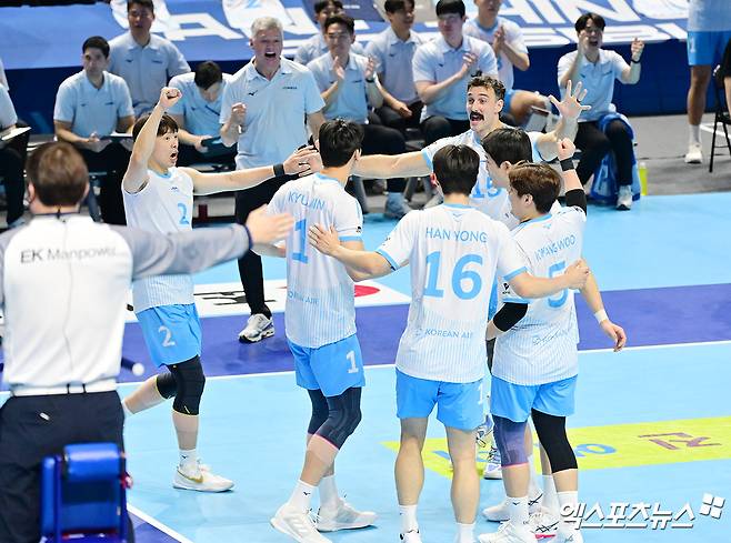 12일 오후 인천 계양체육관에서 열린 '진에어 2025-2026 V-리그' 대한항공과 삼성화재의 경기, 대한항공 선수들이 득점 후 기뻐하고 있다. 인천, 김한준 기자