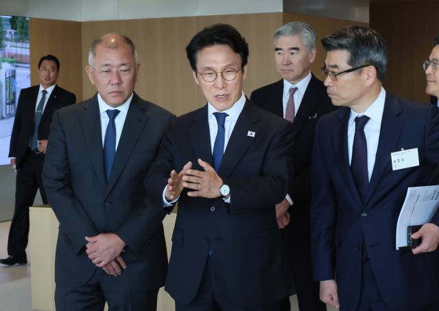 김민석 국무총리와 정의선 현대차그룹 회장이 14일 경기도 화성시 우정읍 기아 오토랜드 화성 화성대에서 공장 전경을 살펴보고 있다. 연합뉴스