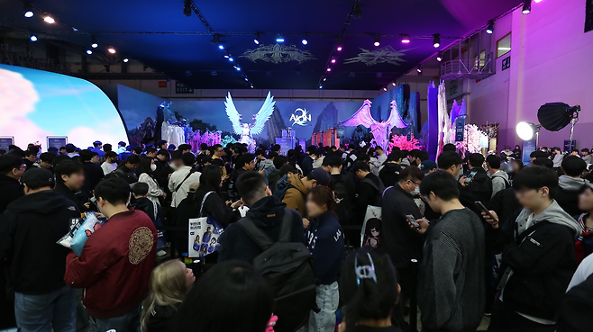 '지스타 2025' 엔씨소프트 부스 '아이온2' 시연대 대기열(사진 제공=엔씨소프트).