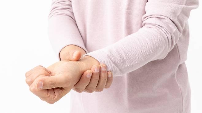 손목 통증은 특정 질환의 신호일 수 있어 정확한 진단과 초기 치료가 무엇보다 중요하다|출처: 클립아트코리아
