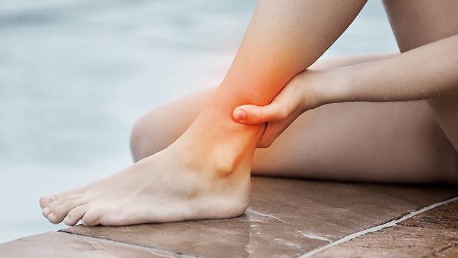 염증성 통증은 부기·열감·통증이 함께 나타나며 움직일수록 통증이 심해지는 것이 특징이다|출처: 게티이미지뱅크