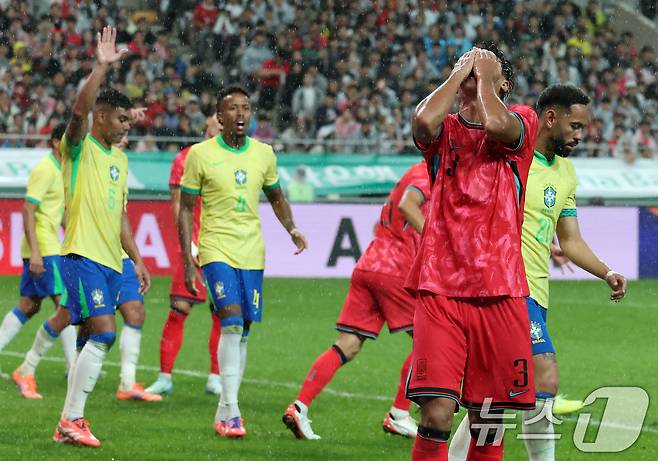 브라질전에서 아쉬워하는 한국 선수들 2025.10.10/뉴스1 ⓒ News1 장수영 기자