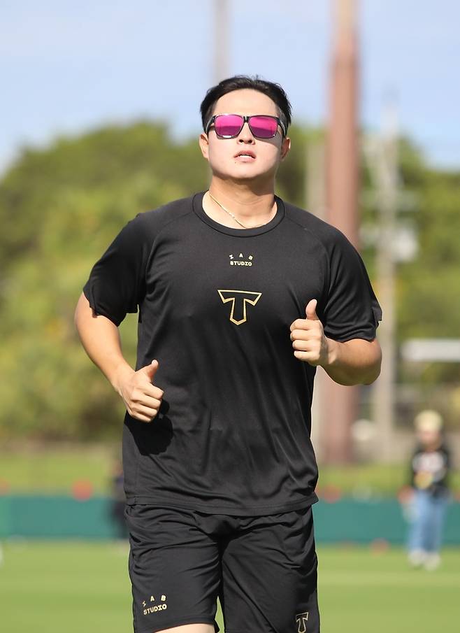 KIA 이영재가 오키나와 마무리 캠프에서 러닝 훈련을 소화하고 있다. 사진 | KIA 타이거즈