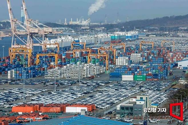 도널드 트럼프 대통령이 미국으로 수입되는 철강·알루미늄 제품에 대한 예외 없는 25% 관세 부과 포고문에 서명한데 이어 자동차와 반도체 등에 대한 관세 부과도 검토중이라고 밝힌 가운데 13일 경기 평택항에 수출용 자동차가 선적 대기하고 있다. 2025.2.13. 강진형 기자