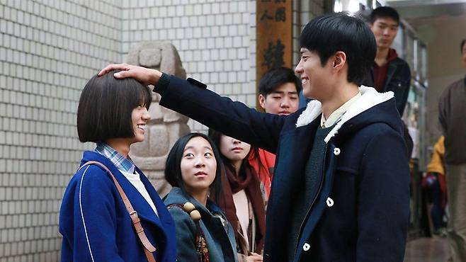 이 드라마는 성덕선(혜리 분)과 동네 친구들이 성인으로 성장해가는 이야기를 중심으로 전개된다