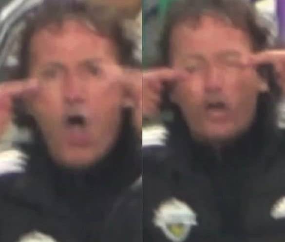 '눈 찢기' 손동작 논란에 휩싸인 전북 타노스 코치. /온라인 커뮤니티