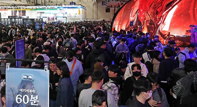 13일 부산 해운대구 벡스코 제1전시장에서 열린 국내 최대 게임전시회 '지스타 2025'가 관람객들로 북적이고 있다. /뉴스1