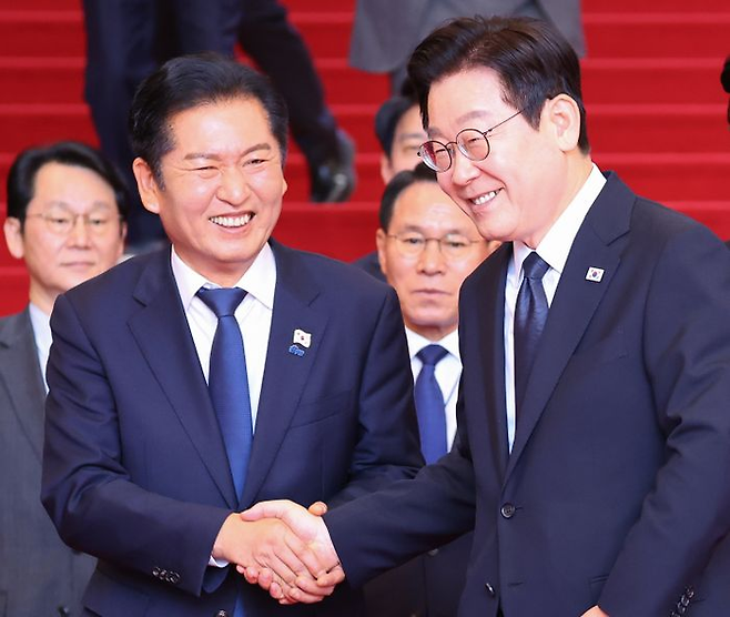 이재명 대통령이 4일 2026년도 정부 예산안 시정연설을 마친 뒤 국회를 나서며 더불어민주당 정청래 대표(왼쪽)와 인사하고 있다. ⓒ연합뉴스