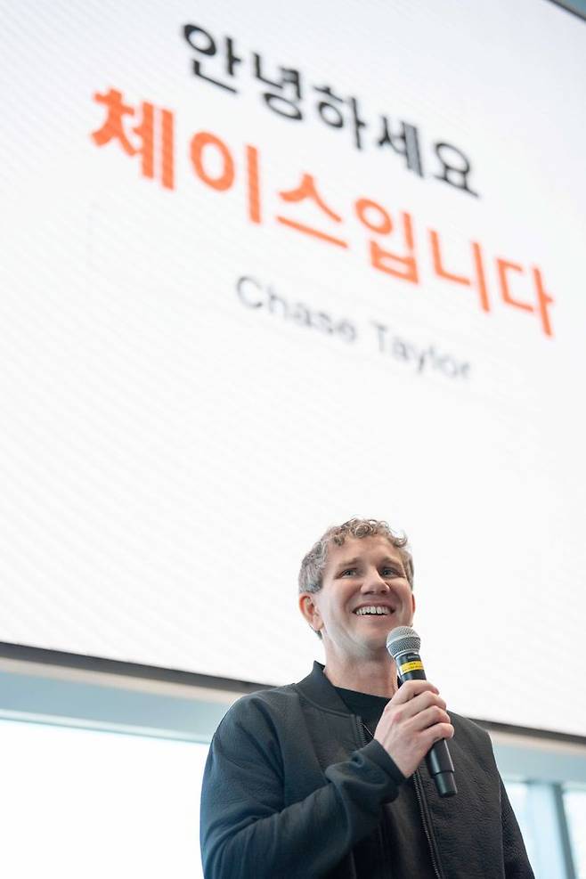 나이키코리아 본사에서 열린‘Meet & Greet’세션에서 체이스 테일러(Chase Taylor)신임 대표가 임직원들에게 첫 인사를 전하고 있다.ⓒ나이키코리